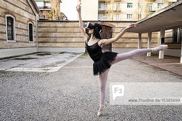 Italien  Verona  Ballerina tanzt in der Stadt mit VR-Brille