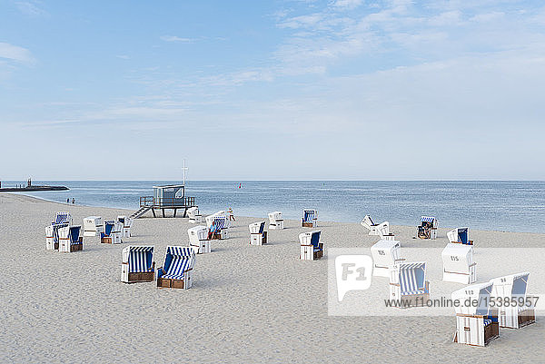 Deutschland  Sylt  Nordsee  Sandstrand mit Strandkörben