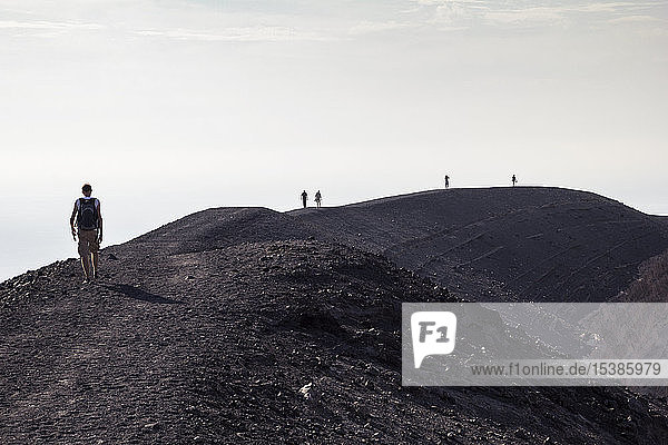 Äolische Inseln  Vulkan  Panoramablick vom Vulkan  Wanderer am Vulkankrater