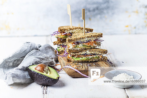 Veggie-Sandwich Vollkorntoastbrot mit geriebener Karotte Rotkohl Weisskohl Avocado und Käse