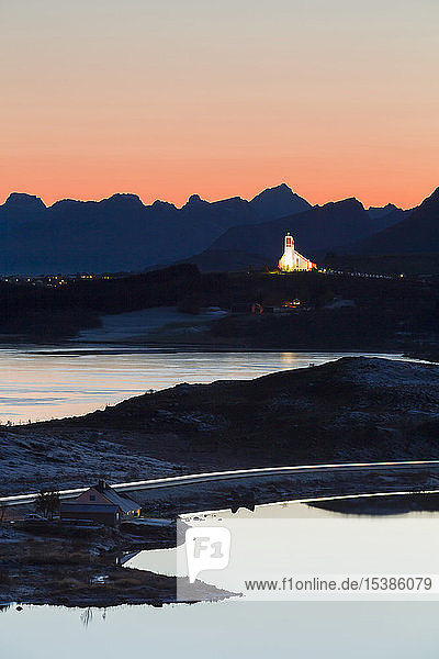 Norwegen  Lofoten  Leknes  Blick auf beleuchtete Kirche