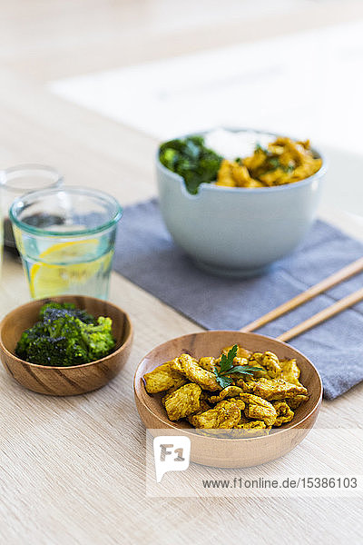 Curry-Huhn  Brokkoli und Reis
