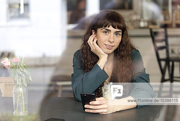 Porträt einer lächelnden jungen Frau in einem Cafe
