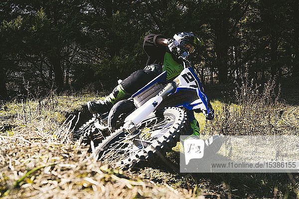 Motocross-Fahrer auf der Rennstrecke