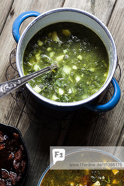 Caldo verde Suppe mit Grünkohl Chorizo und Kartoffeln