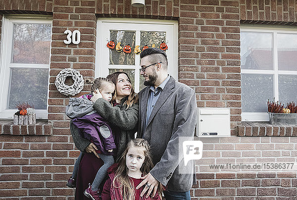 Porträt einer Familie vor ihrem Haus
