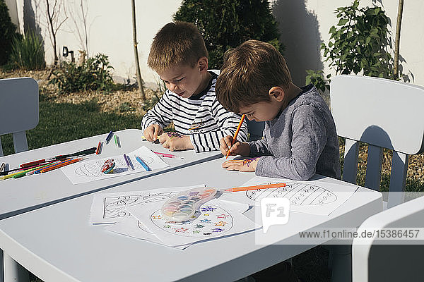 Freunde spielen mit Farben