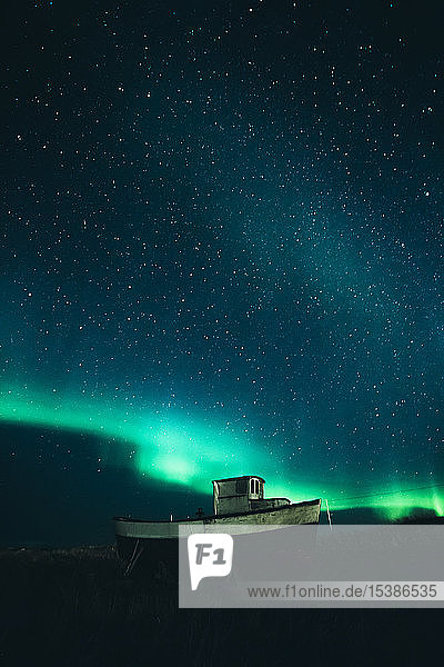 Norwegen Lofoten Eggum Fischerboot unter Sternenhimmel und Nordlichtern