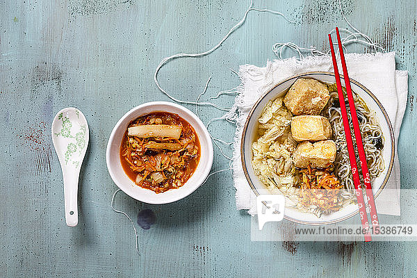 Asiatische Nudelsuppe mit Kohl, Tofu, Shirataki-Nudeln und hausgemachtem Kimchi