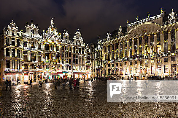 Belgien  Brüssel  Grand Place  Zunfthäuser und Haus der Herzöge von Brabant rechts  bei Nacht