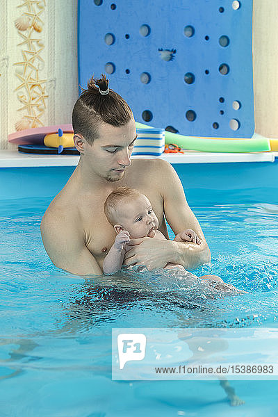 Babyschwimmen  Vater und Sohn im Schwimmbad