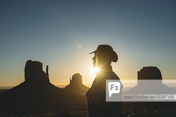 USA  Utah  Monument Valley  Silhouette eines Mannes mit Cowboyhut bei Sonnenaufgang