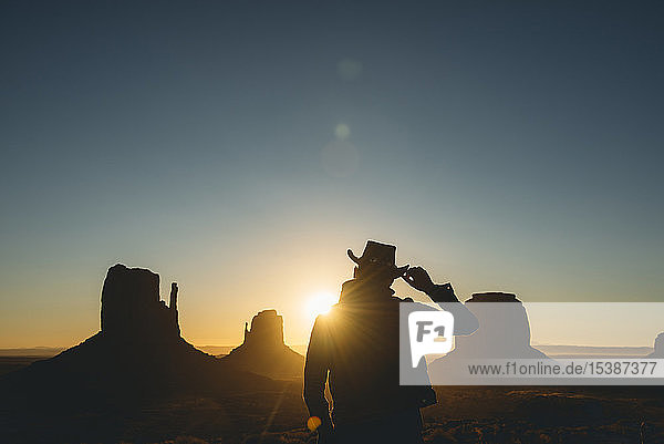USA  Utah  Monument Valley  Silhouette eines Mannes mit Cowboyhut beim Sonnenaufgang