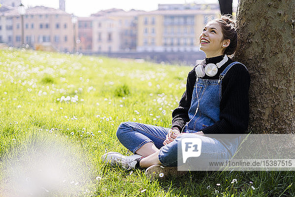 Junge Frau mit Kopfhörern in einem Park