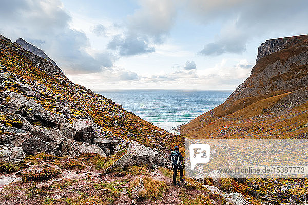 Norwegen Lofoten Wanderer auf dem Weg zum Strand von Kvalvika