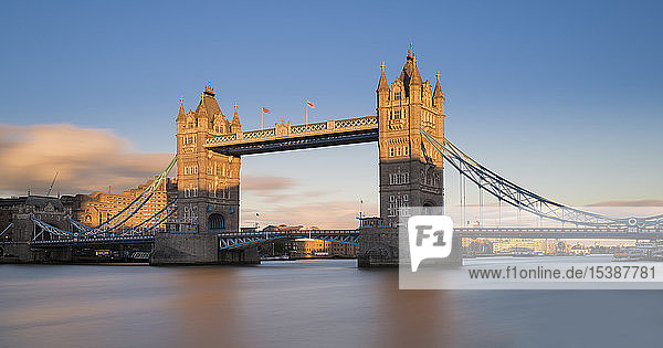 Großbritannien  London  Tower Bridge in der Abendsonne