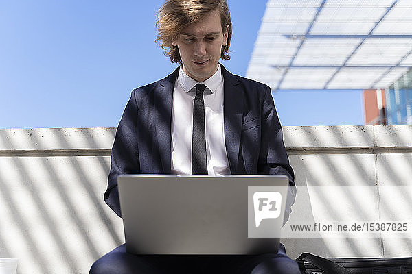 Italien  Florenz  junger Geschäftsmann mit Laptop im Freien