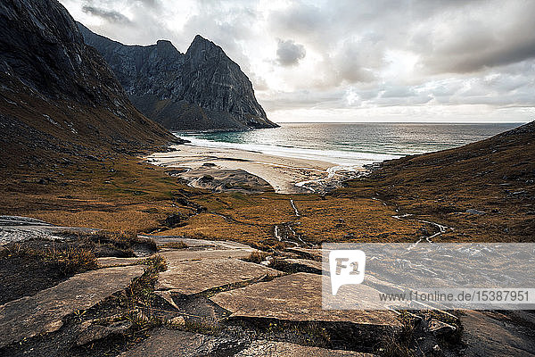 Norwegen Lofoten Blick auf Kvalvika Beach