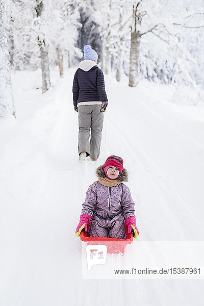 Finnland  Kuopio  Mutter und Tochter beim Schlittenfahren