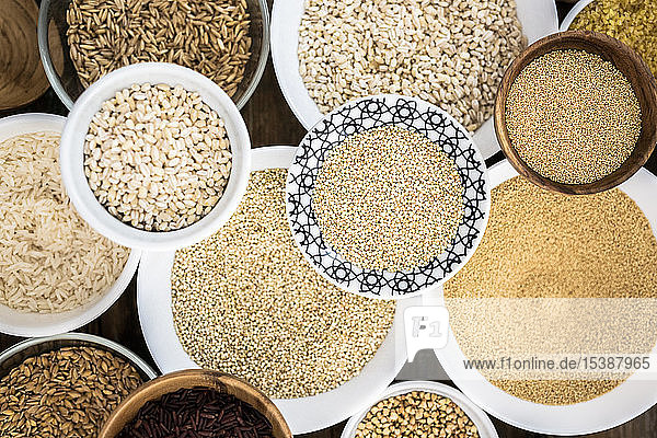 Getreidemischung: roter Reis  schwarzer Reis  Gerste  Amaranth  Quinoa  Reis  Bulgur  Dinkel  Hafer und Buchweizen