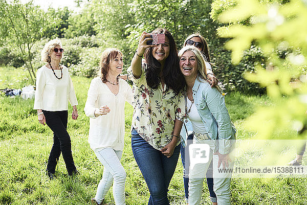 Gruppe glücklicher Frauen  die im Park ein Selfie machen