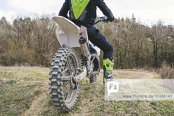 Nahaufnahme eines auf der Rennstrecke stehenden Motocross-Fahrers