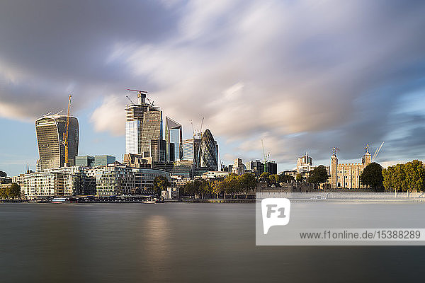 Großbritannien  London  City of London  Themse  Skyline mit modernen Bürogebäuden und Tower of London
