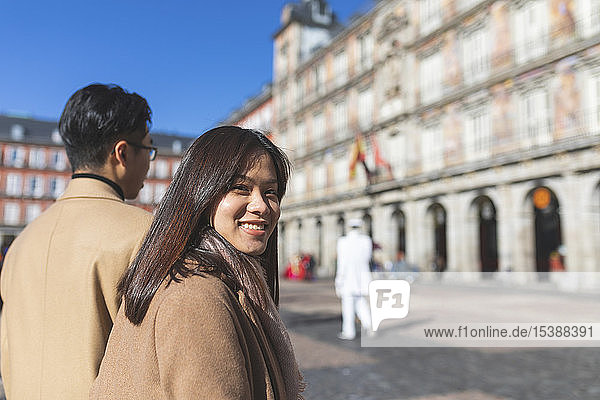 Spanien  Madrid  glückliches junges Touristenpaar auf der Plaza Mayor