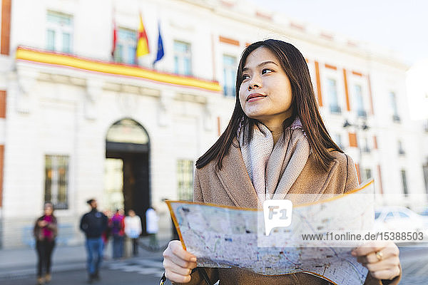 Spanien  Madrid  junge Frau mit Stadtplan  die die Stadt erkundet