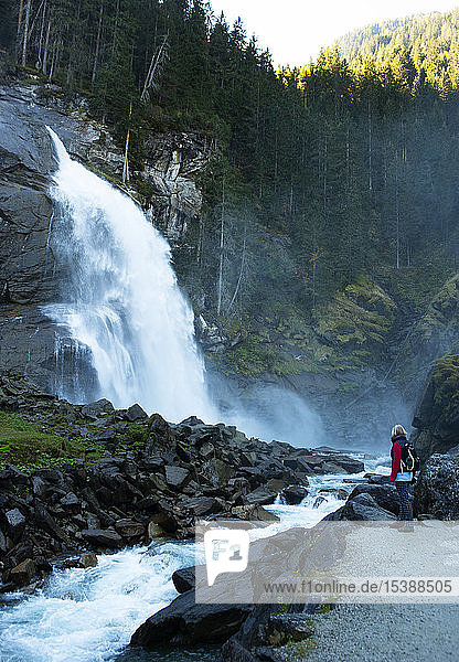 Österreich  Nationalpark Hohe Tauern  Seniorin an den Krimmler Wasserfällen