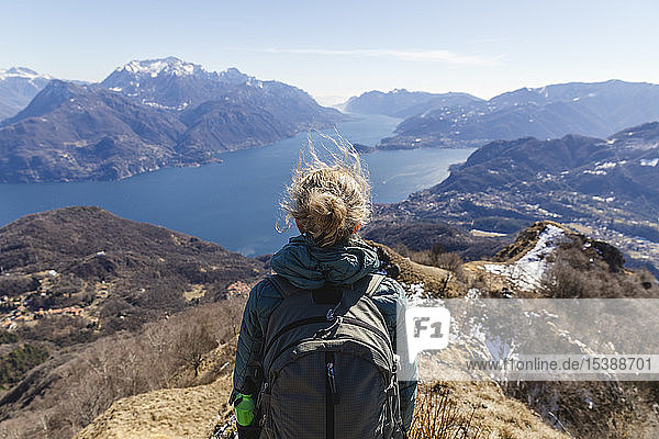 Italien Como Lecco Frau auf einer Wanderung in den Bergen über dem Comer See die die Aussicht genießt