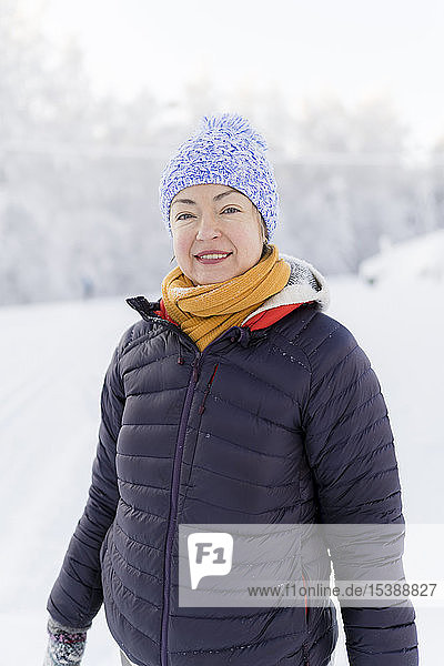 Finnland  Kuopio  Porträt einer lächelnden Frau in Winterlandschaft
