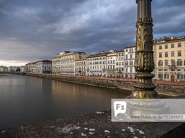 Italien  Toskana  Florenz  Fluss Arno  Ponte alla Carraia