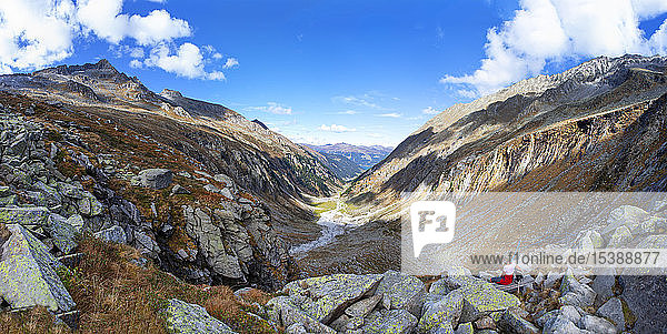 Österreich  Bundesland Salzburg  Nationalpark Hohe Tauern  Zillertaler Alpen  Frau bei einer Wanderpause