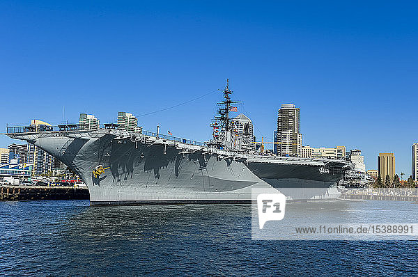 USA  Kalifornien  San Diego  Skyline of San Diego mit dem Flugzeugträger USS Midway