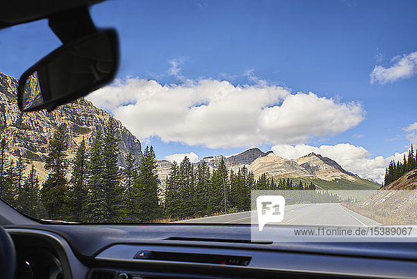 Kanada  Alberta  Jasper-Nationalpark  Banff-Nationalpark  Icefields Parkway  Straße und Landschaft durch Windschutzscheibe gesehen