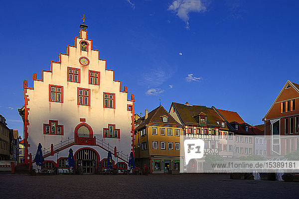 Deutschland  Bayern  Franken  Unterfranken  Karlstadt am Main  historisches Rathaus  Marktplatz im Sonnenuntergang