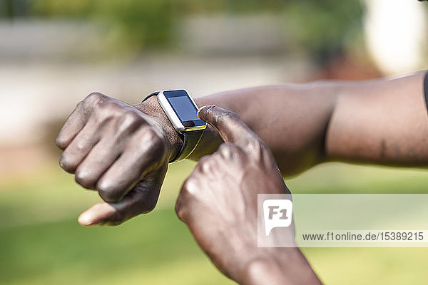 Läufer bei der Überprüfung des Fitnesstrackers der Smart Watch  Nahaufnahme