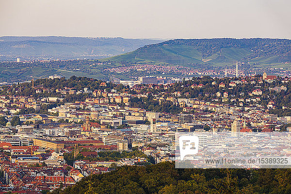 Deutschland  Baden-Württemberg  Stuttgart  Stadtbild mit Fernsehturm am Abend  Blick von Birkenkopf