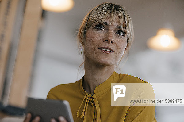 Porträt einer schönen blonden Frau  mit digitalem Tablett