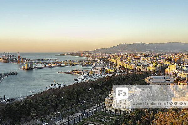 Spanien  Malaga  Blick über den Hafen und das Rathaus bei Sonnenaufgang