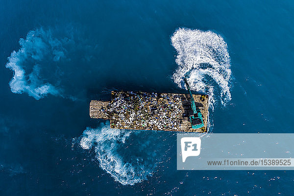 Malediven  Süd-Männer-Atoll  Plastikabfallentsorgung mit Bagger von oben