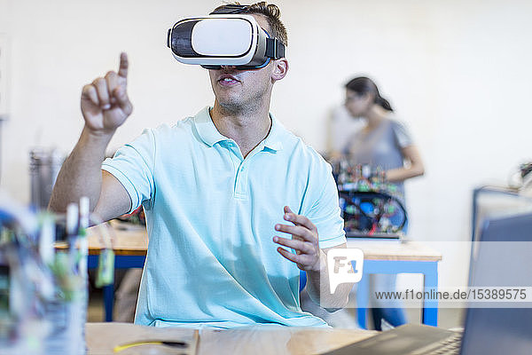 Techniker mit einem VR-Headset in der Werkstatt