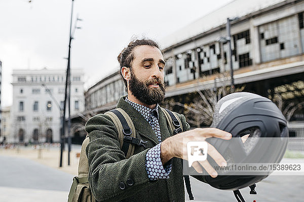 Porträt eines Mannes mit Fahrradhelm in der Stadt