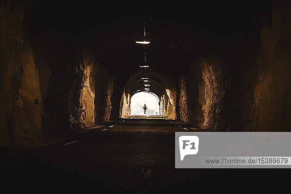 Norwegen  Lofoten  Maervoll  Silhouette eines Mannes am Ende eines Tunnels