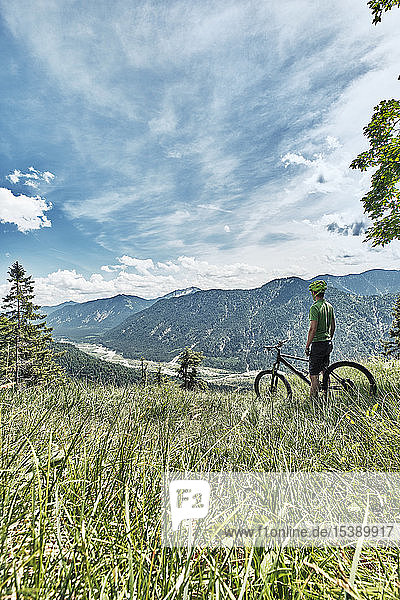 Deutschland  Bayern  Isartal  Karwendelgebirge  Mountainbiker auf einem Ausflug mit Rast auf der Alm