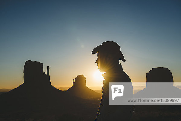 USA  Utah  Monument Valley  Silhouette eines Mannes mit Cowboyhut bei Sonnenaufgang