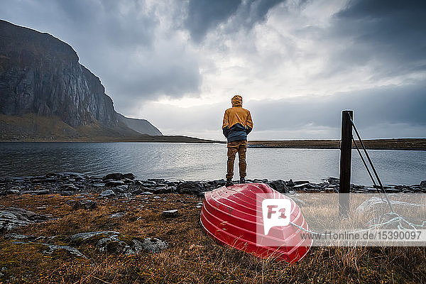 Norwegen  Lofoten-Inseln  Eggum  Rückenansicht des Mannes  der die Ansicht betrachtet