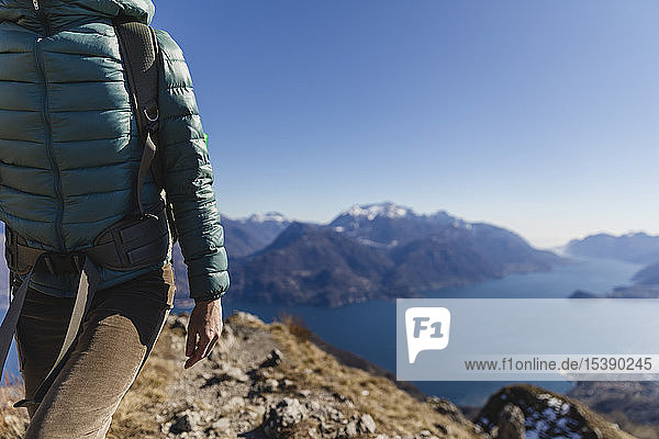 Italien Como Lecco Frau auf einer Wanderung in den Bergen über dem Comer See