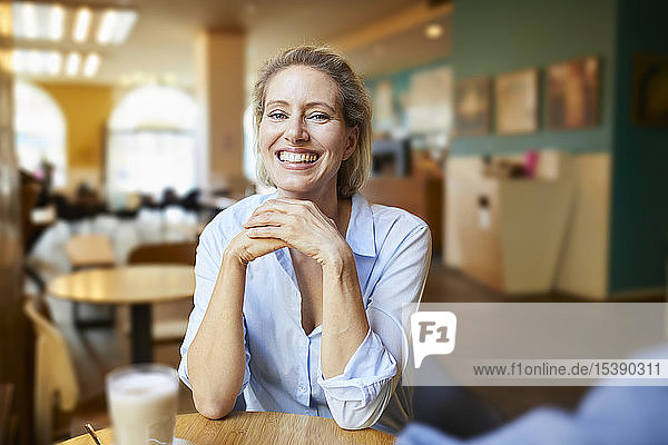 Porträt einer glücklichen Frau in einem Cafe